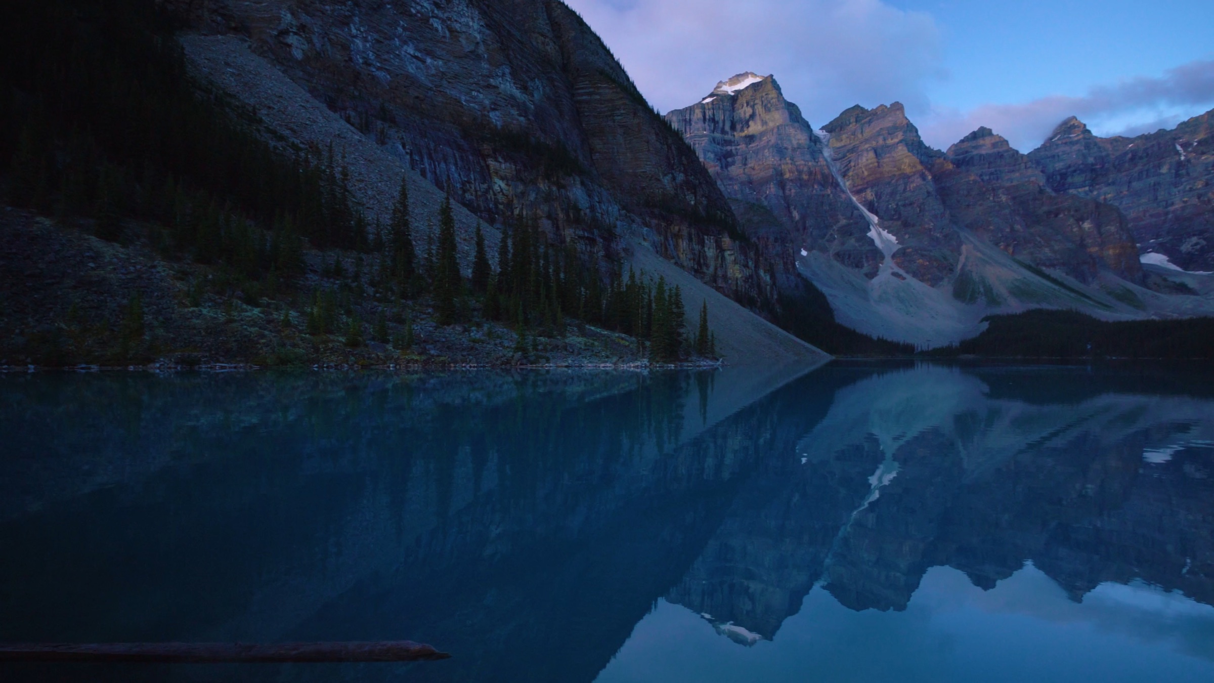 A mountain range mirrored in a still lake